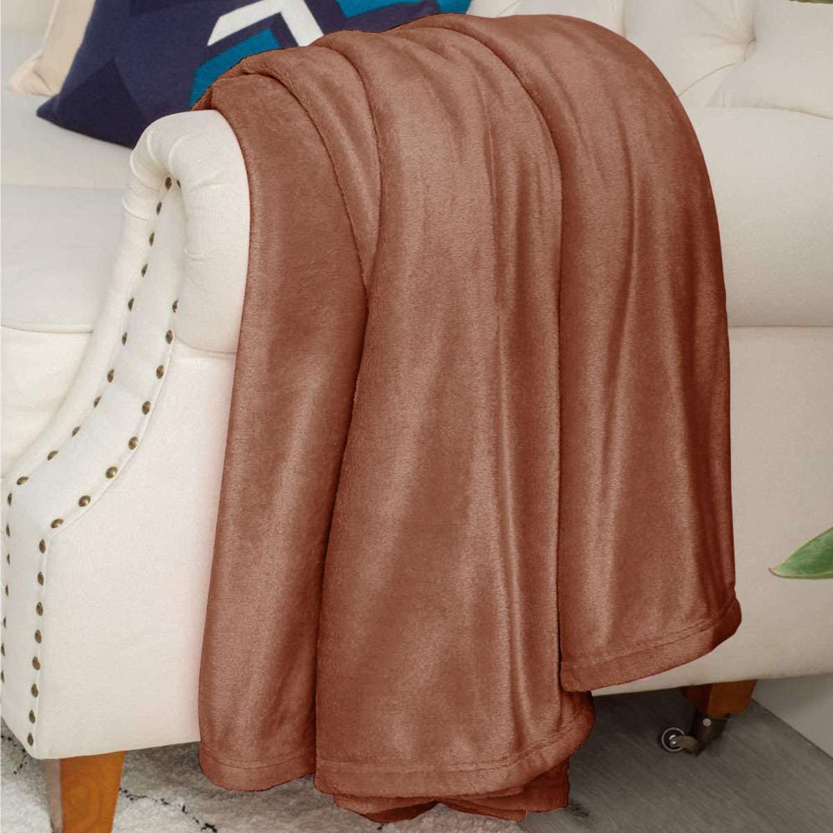 Trending Super Soft Plush Fleece Throw Blanket Lightweight & Fluffy Warm Blanket for Couch, Sofa & Bed Cozy All-Season Comfort Easy Care 70cm x 100cm